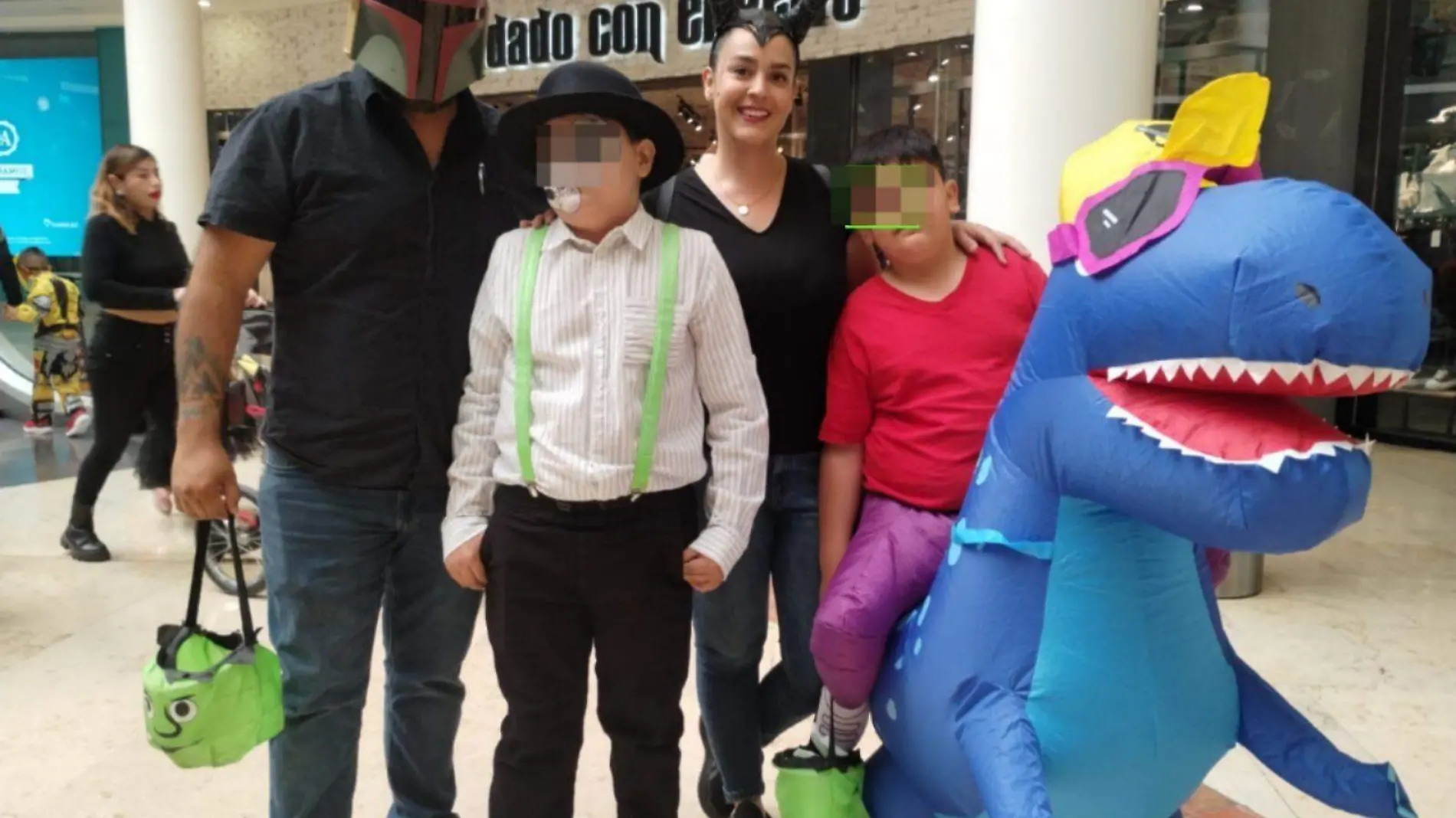 niños disfrazados en el fashion mall